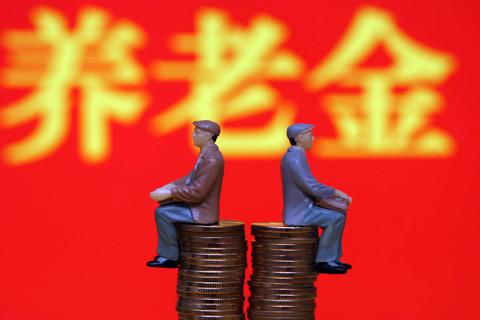 為什么企退養(yǎng)老金漲得更多??jī)烧叩牟罹嗄芟龁幔? width=